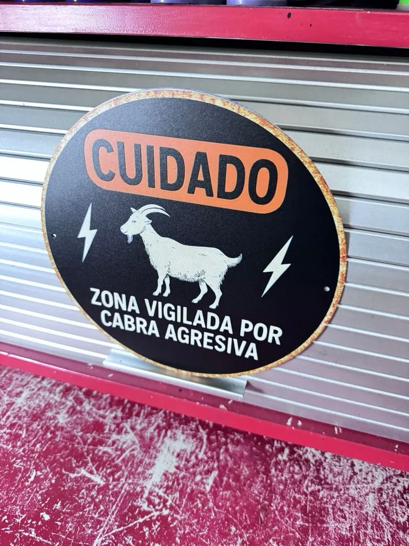 Cartel Cuidado Cabra Agresiva Metal