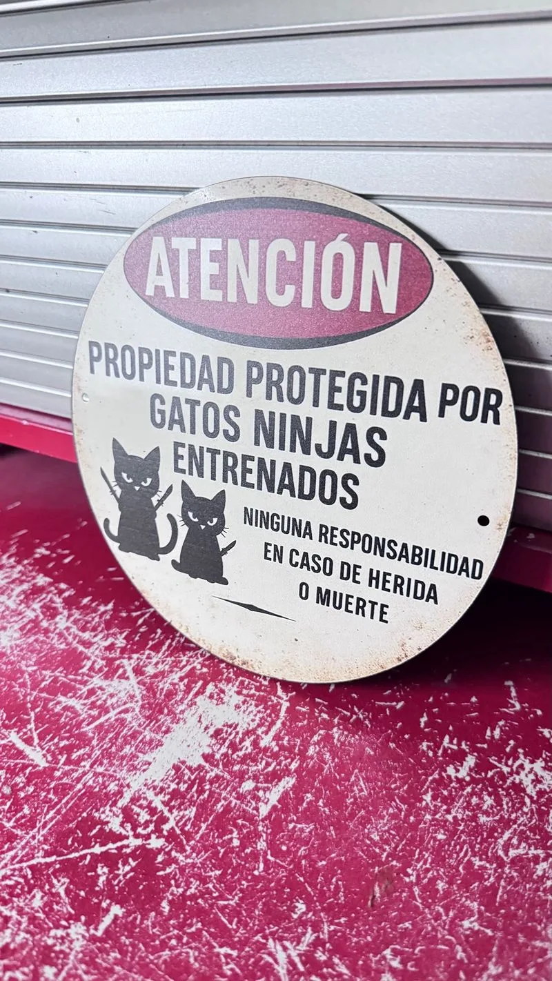 Cartel de metal Atención Gatos Ninjas Entrenados