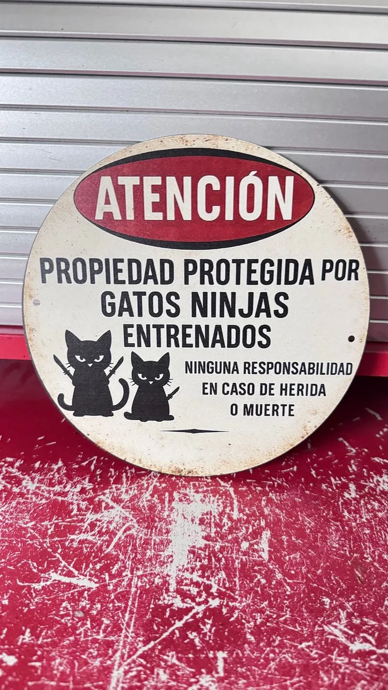 Cartel de metal Atención Gatos Ninjas Entrenados
