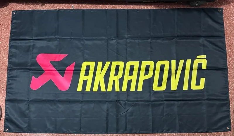Bandera Escapes Akrapovic de 150x90 cm
