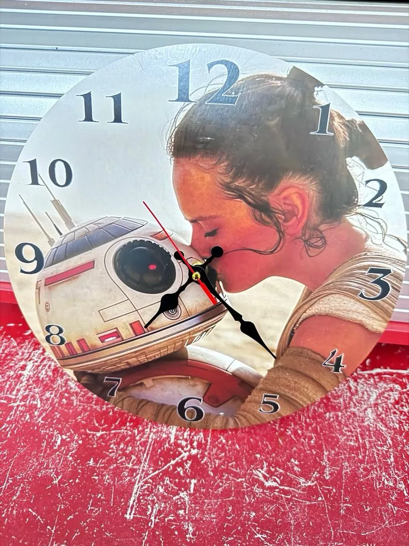 Reloj de pared Star Wars Rey con BB-8 , 30 cm