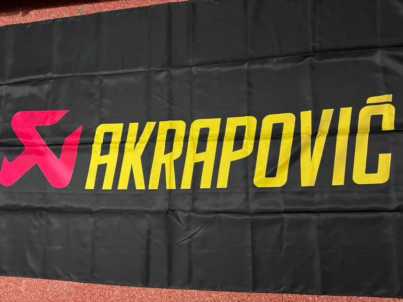 Bandera Escapes Akrapovic de 150x90 cm