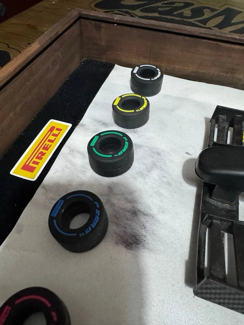 Maqueta F1 Pirelli tipos de neumaticos Enmarcada