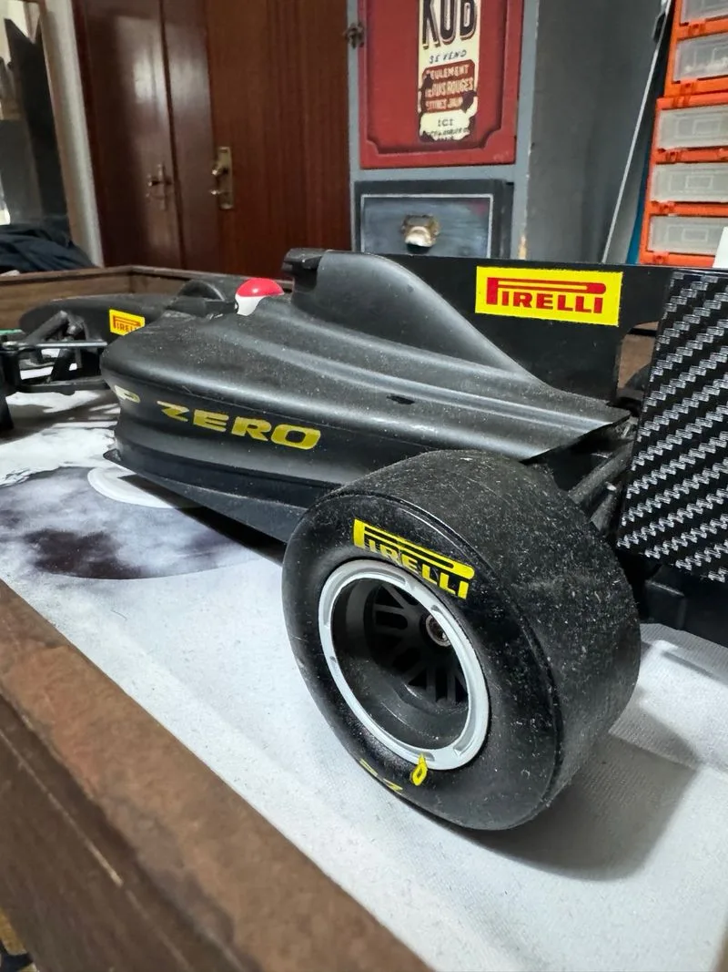 Maqueta F1 Pirelli tipos de neumaticos Enmarcada