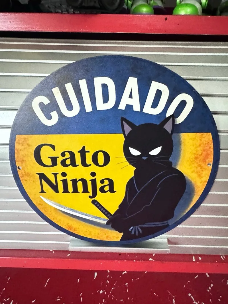 Cartel Cuidado Gato Ninja Metal