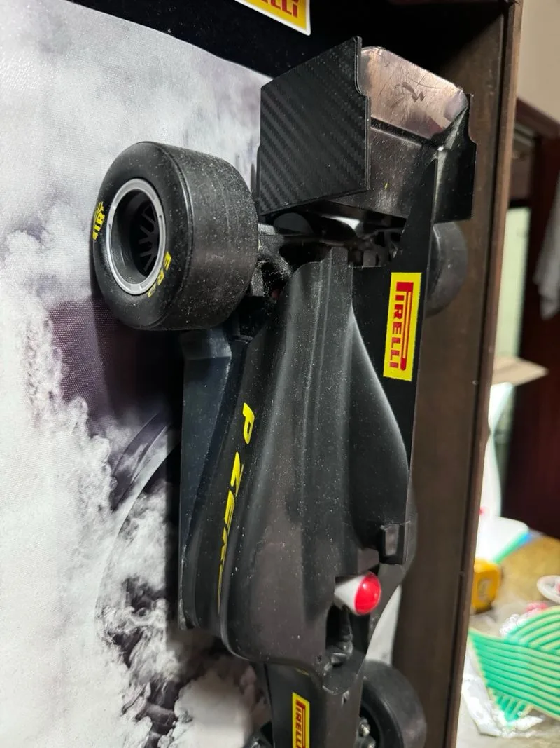 Maqueta F1 Pirelli tipos de neumaticos Enmarcada