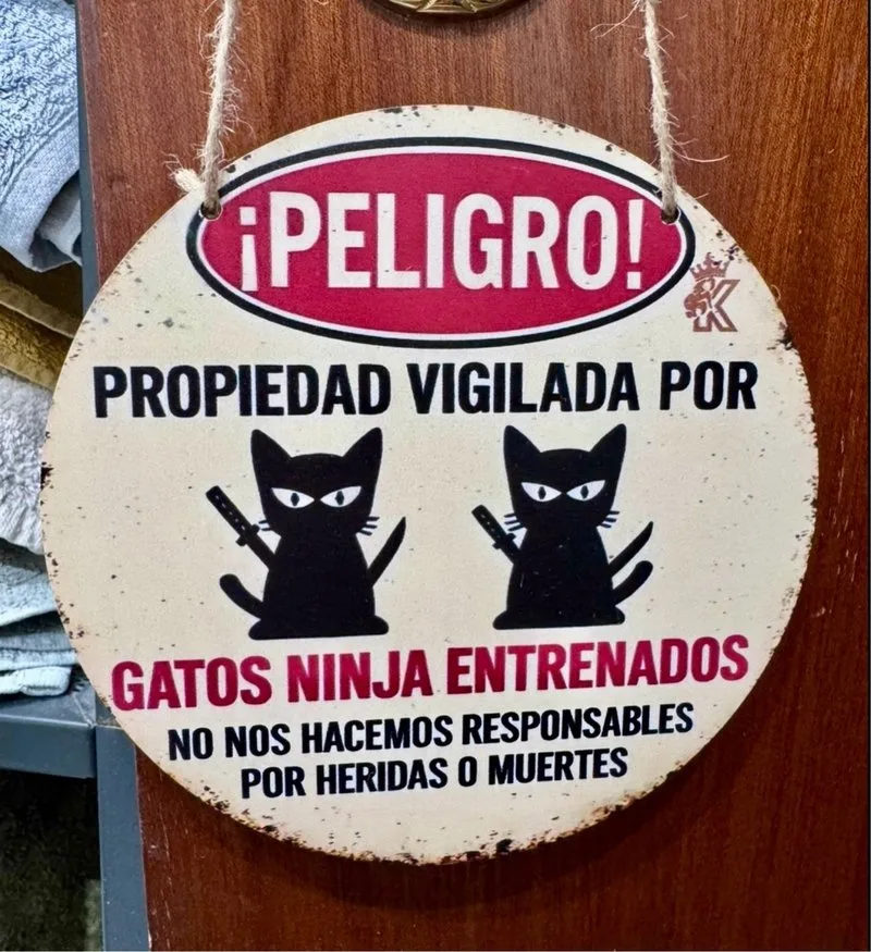 Cartel Madera Gatos Ninja ¡Peligro!