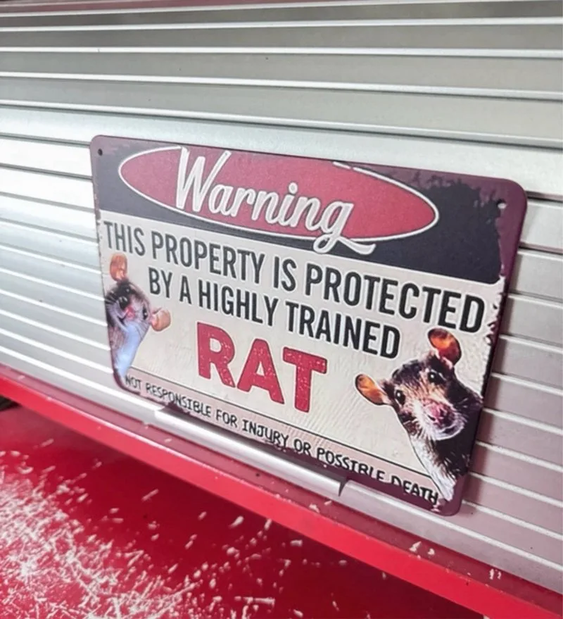 Cartel Metal Warning Ratas entrenadas