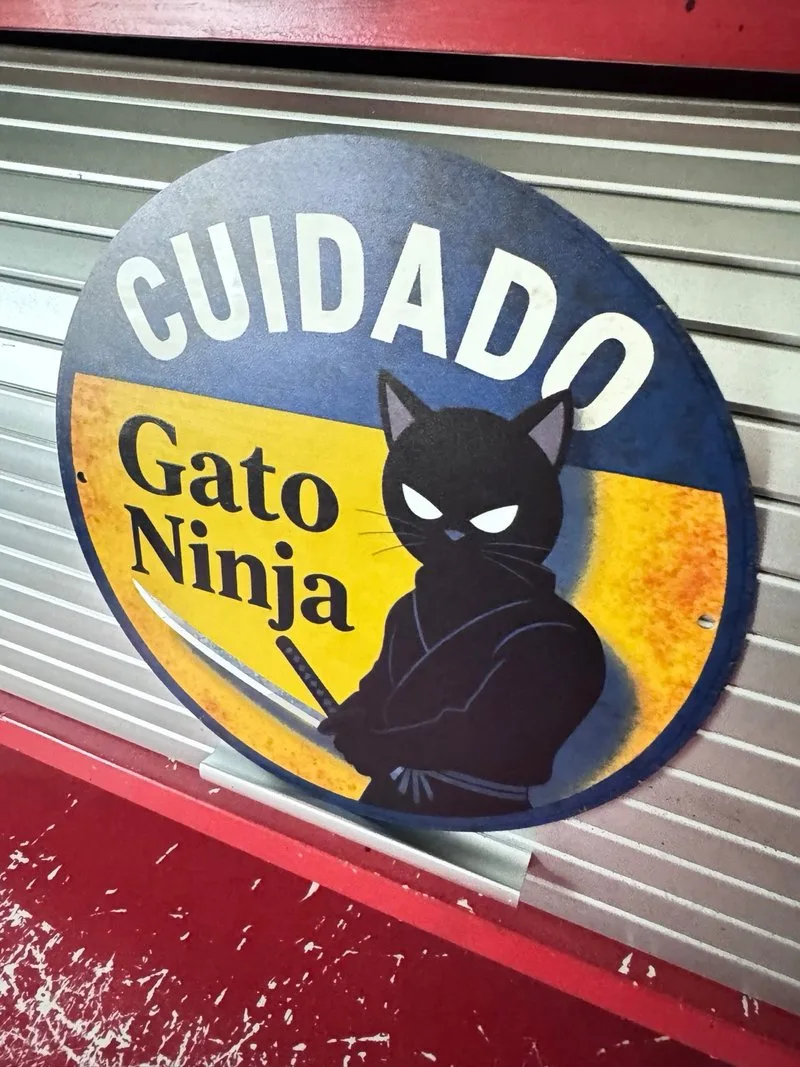 Cartel Cuidado Gato Ninja Metal