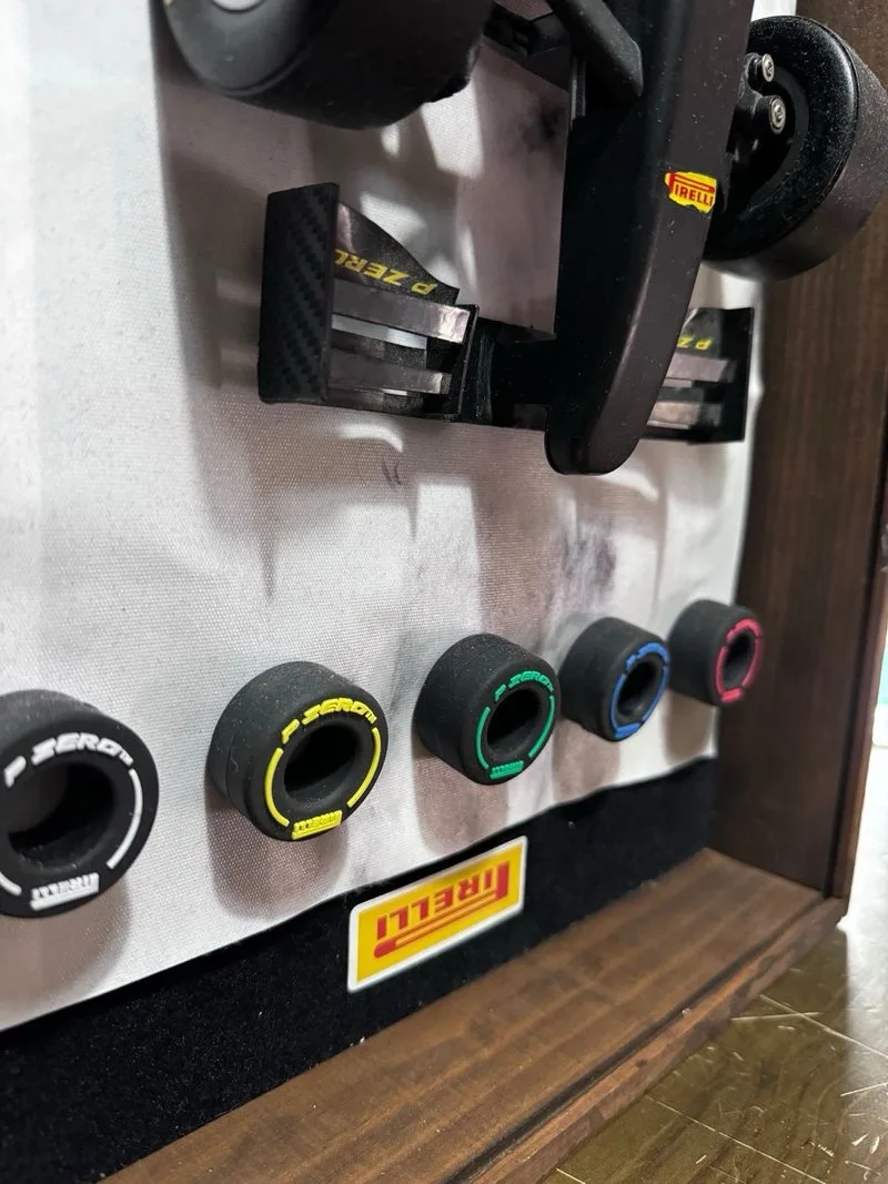Maqueta F1 Pirelli tipos de neumaticos Enmarcada