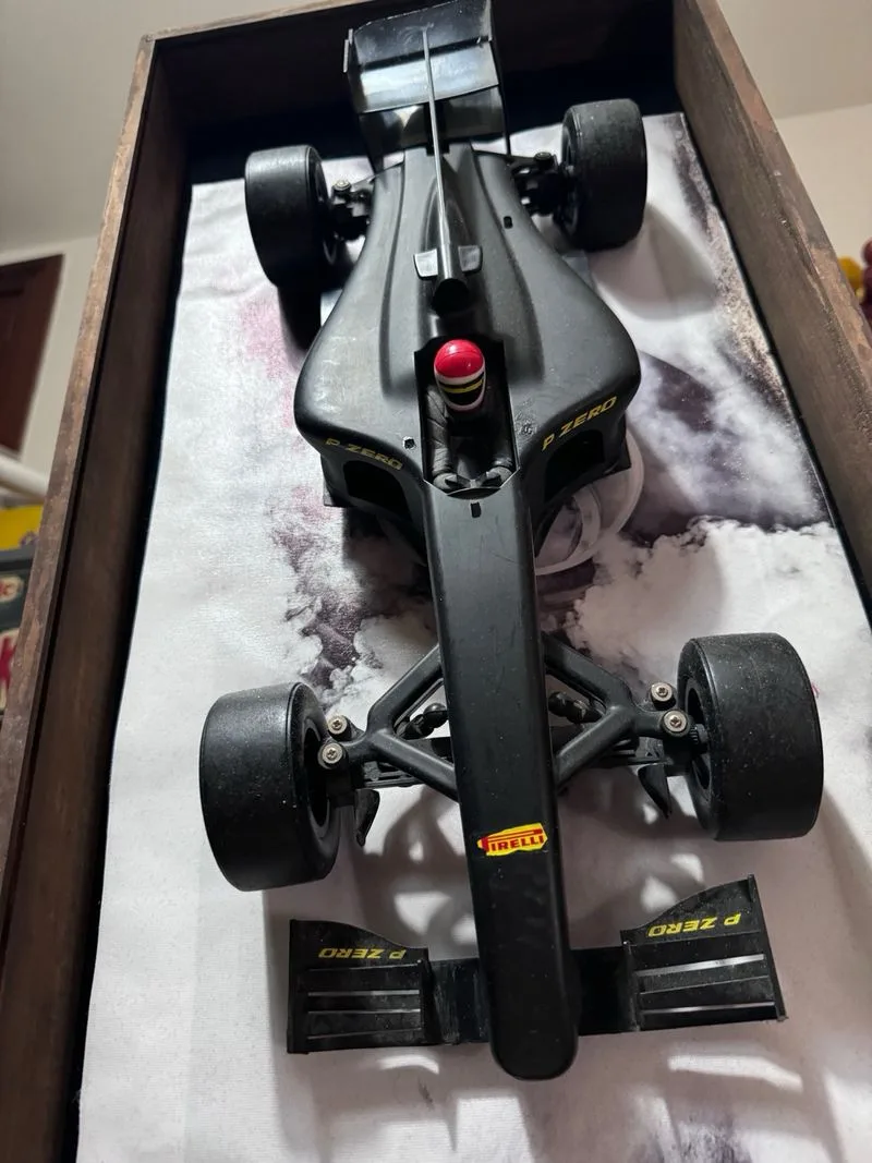 Maqueta F1 Pirelli tipos de neumaticos Enmarcada