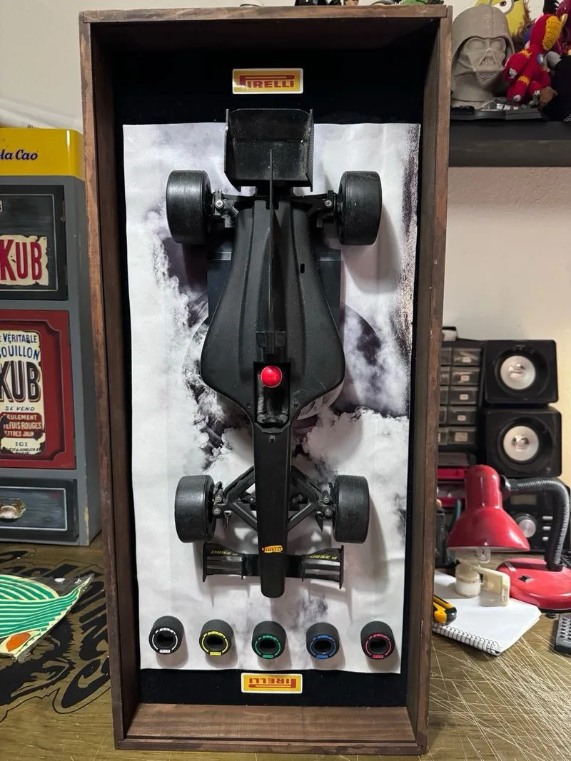 Maqueta F1 Pirelli tipos de neumaticos Enmarcada