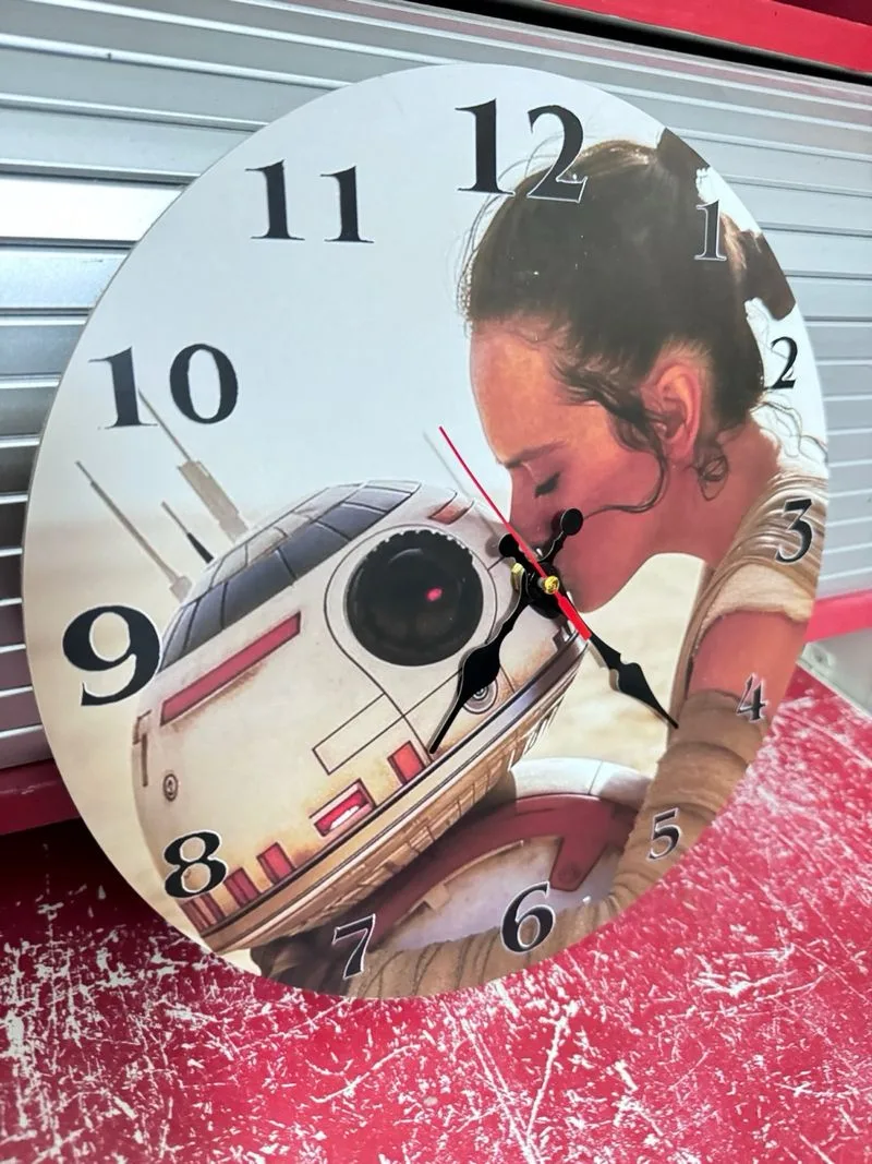 Reloj de pared Star Wars Rey con BB-8 , 30 cm