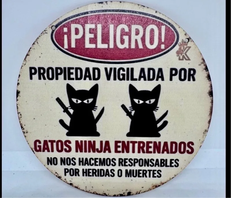 Cartel Madera Gatos Ninja ¡Peligro!