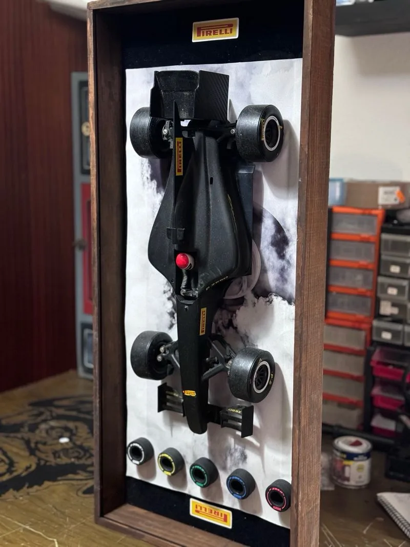 Maqueta F1 Pirelli tipos de neumaticos Enmarcada