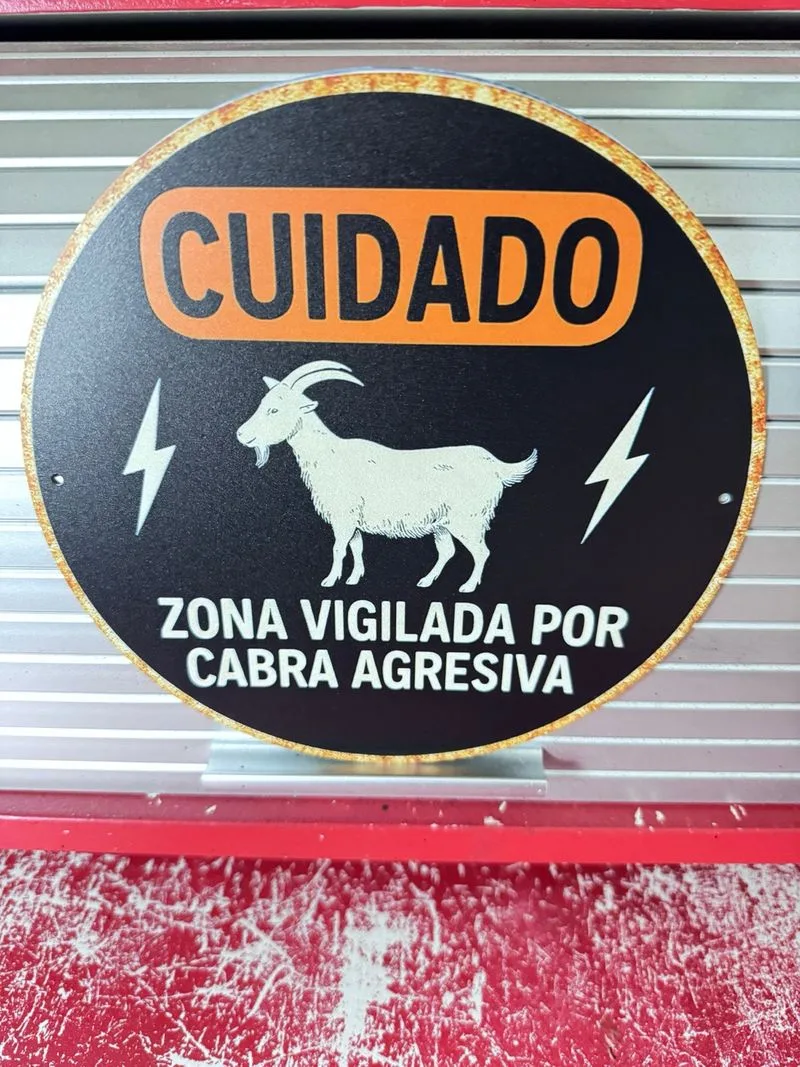 Cartel Cuidado Cabra Agresiva Metal