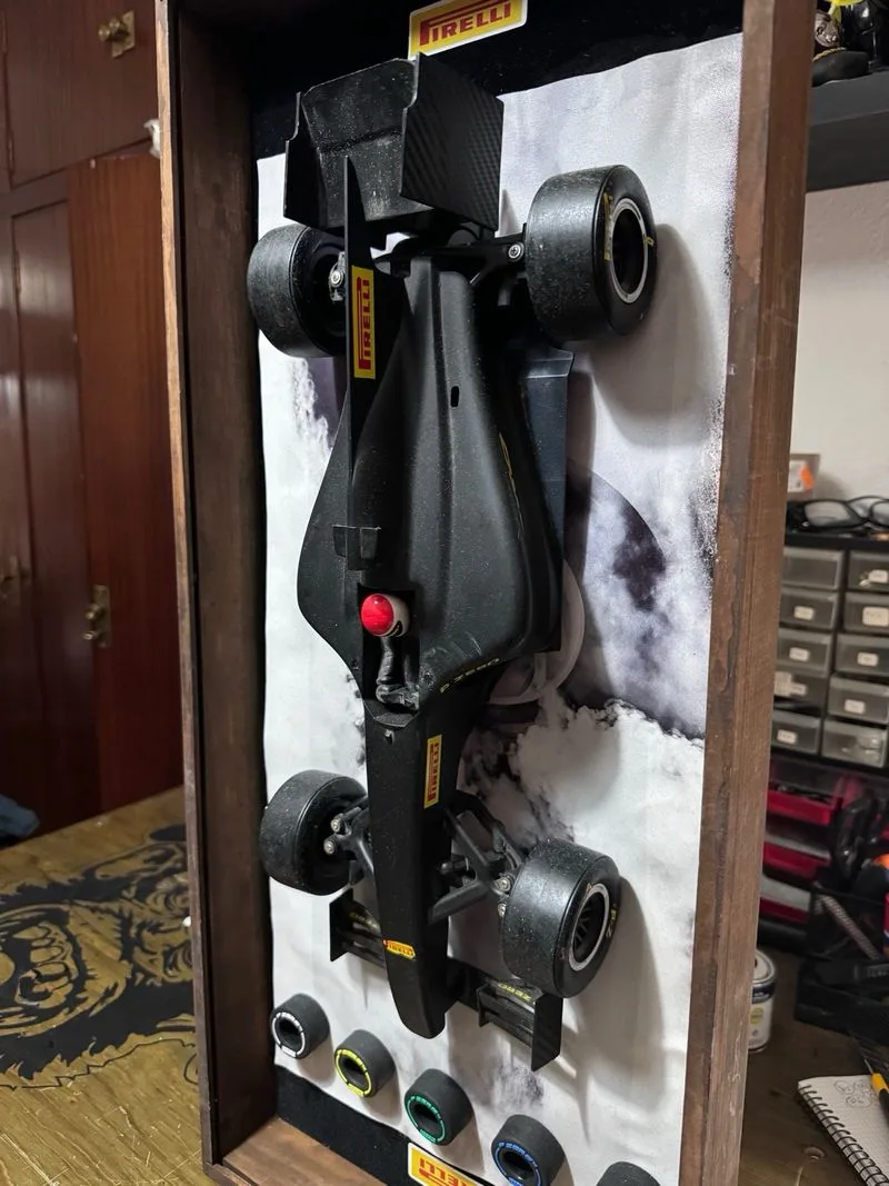 Maqueta F1 Pirelli tipos de neumaticos Enmarcada