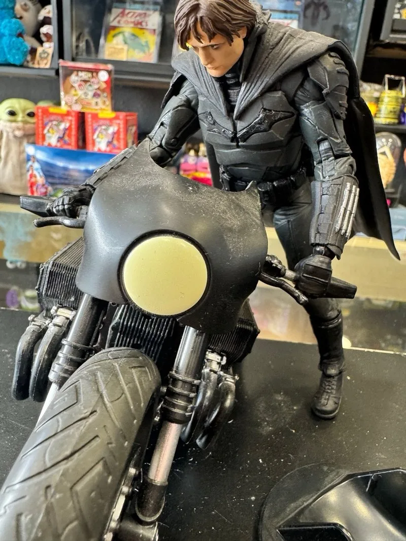 Batman con Batimoto Robert Pattinson