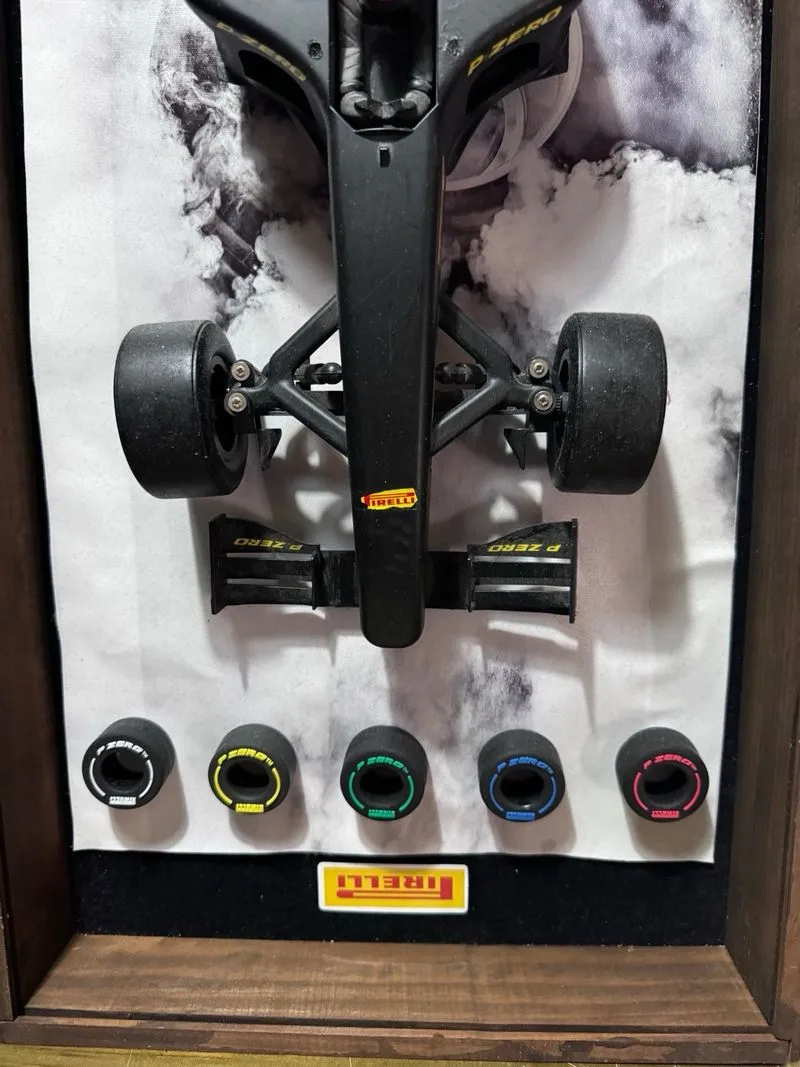Maqueta F1 Pirelli tipos de neumaticos Enmarcada