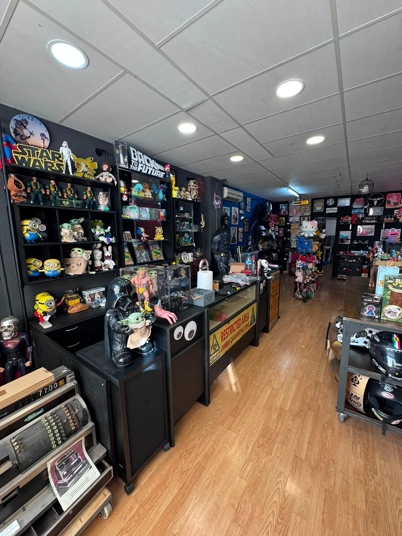 Pasillo central de la tienda, con estanterías a ambos lados