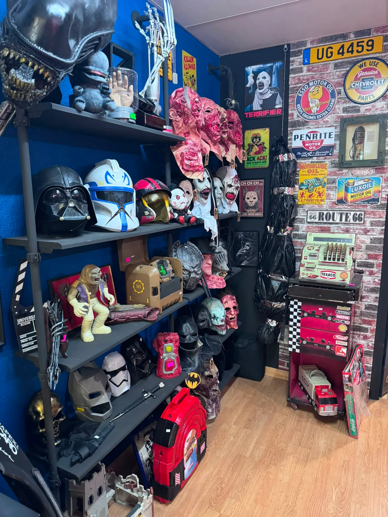 Estantería con cascos y figuras de Star Wars