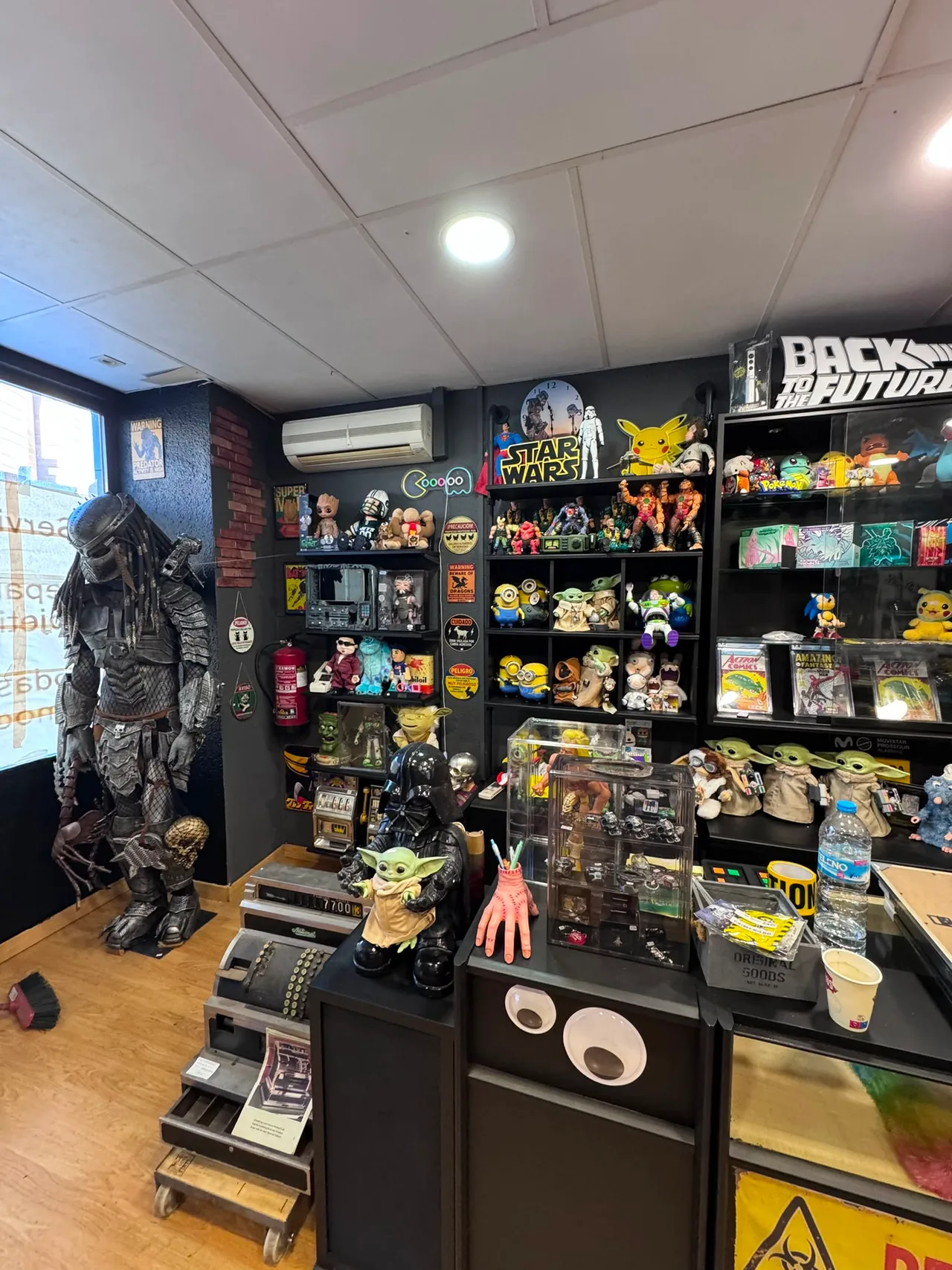Vista general de la tienda, con el Predator a tamaño real junto al mostrador
