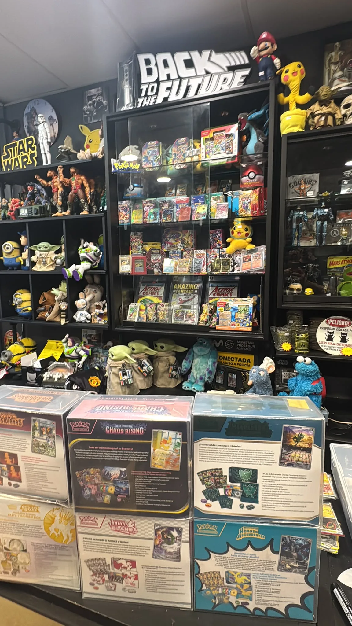 Pared de peluches y figuras de Pokémon